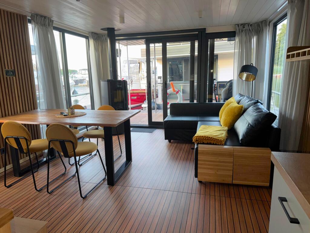 House boat 