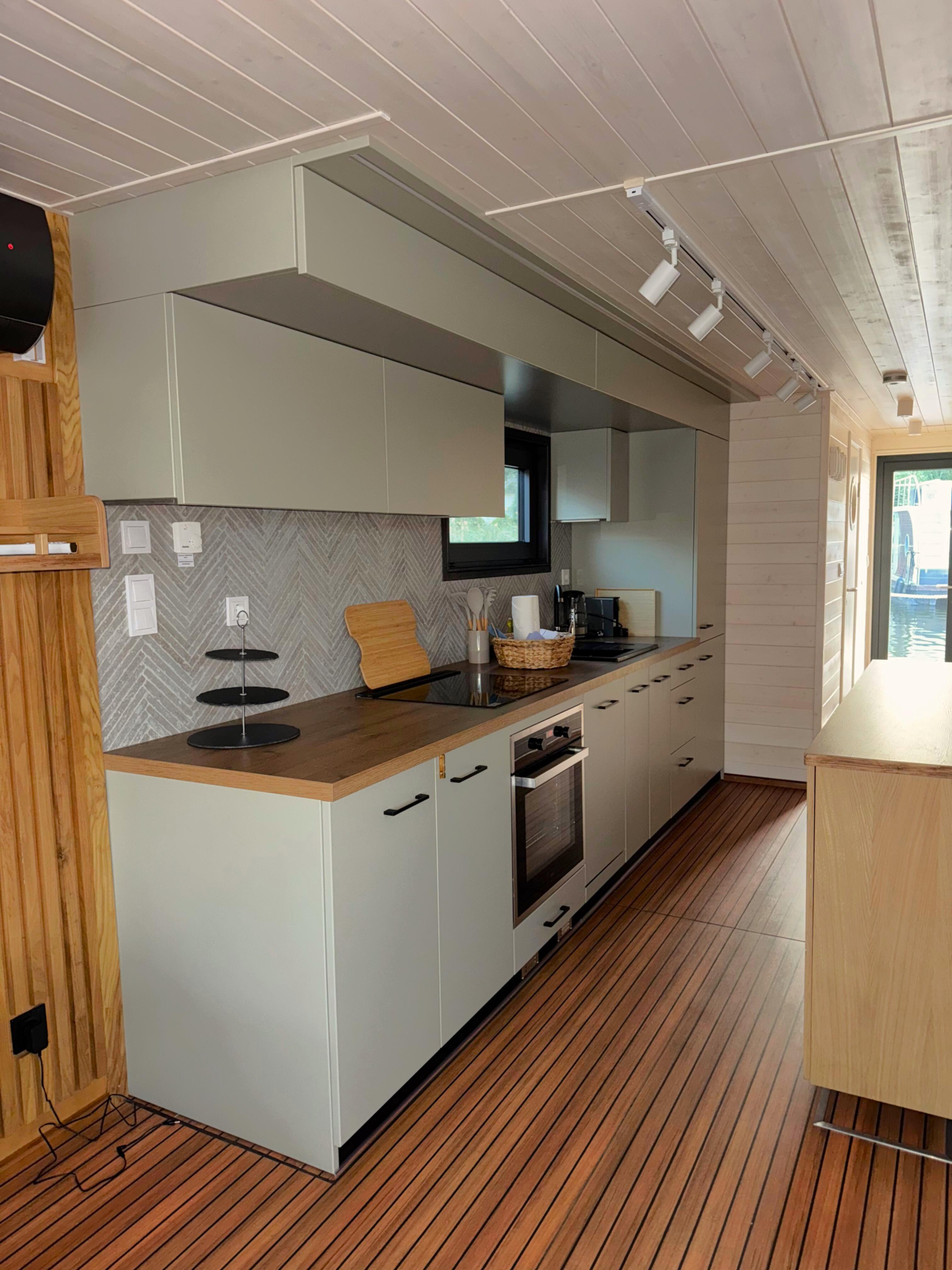 House boat 