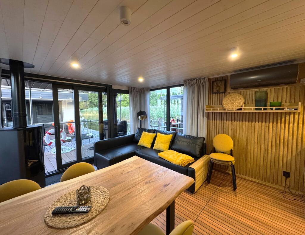 House boat 