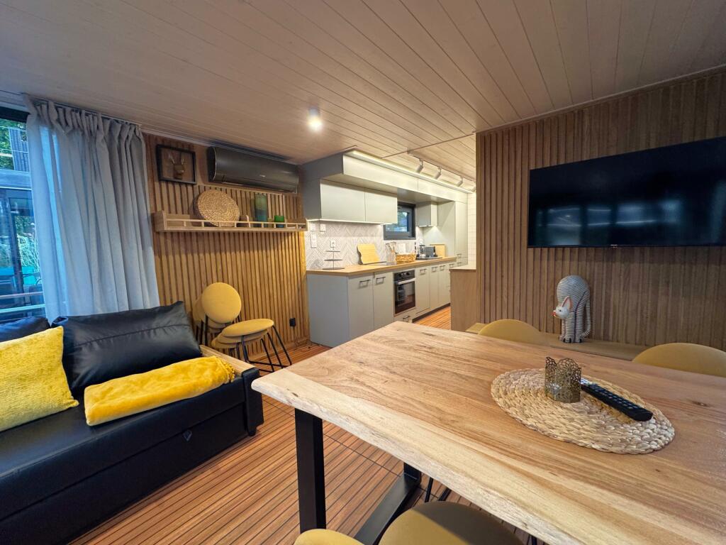 House boat 
