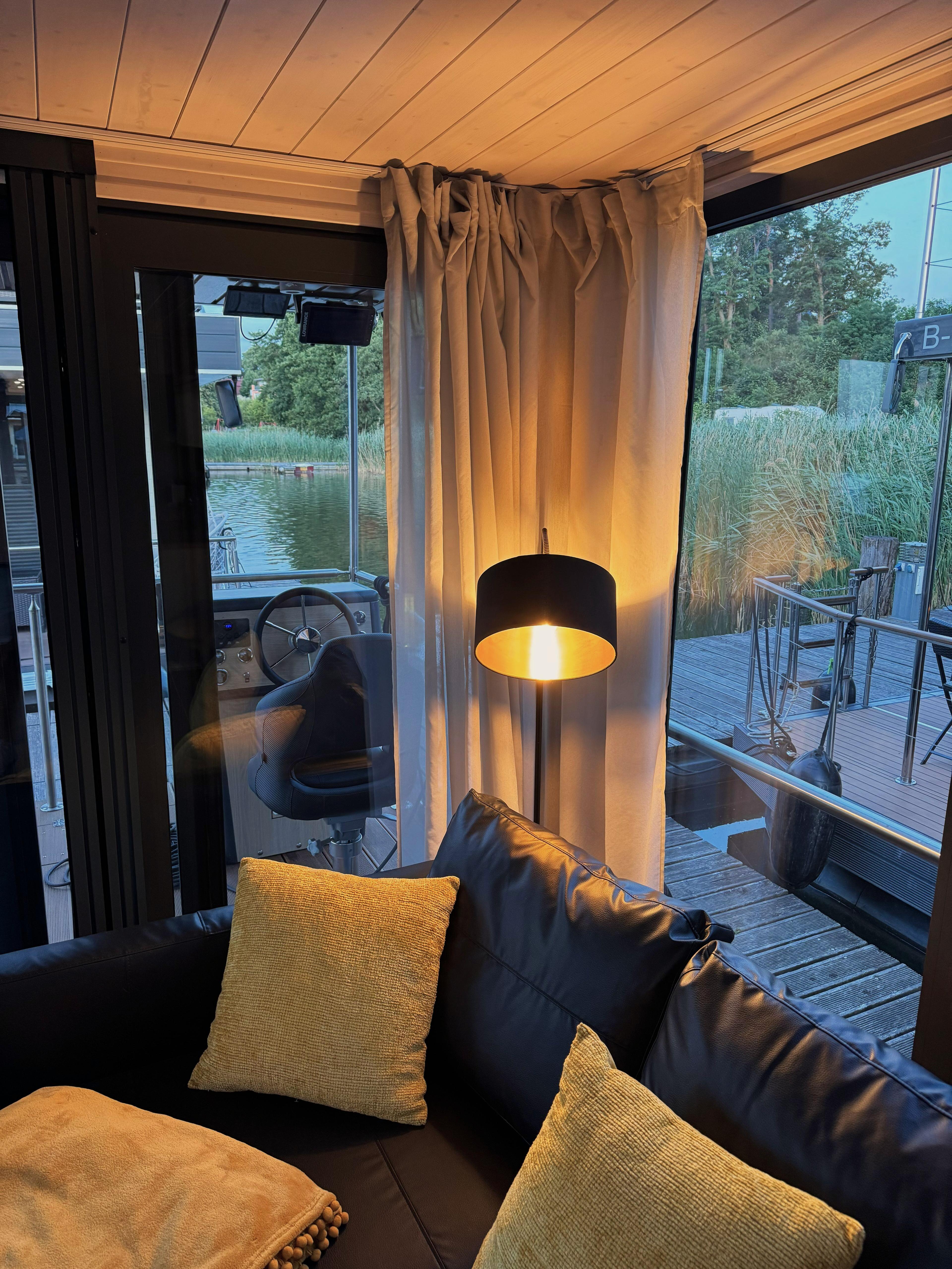 House boat 
