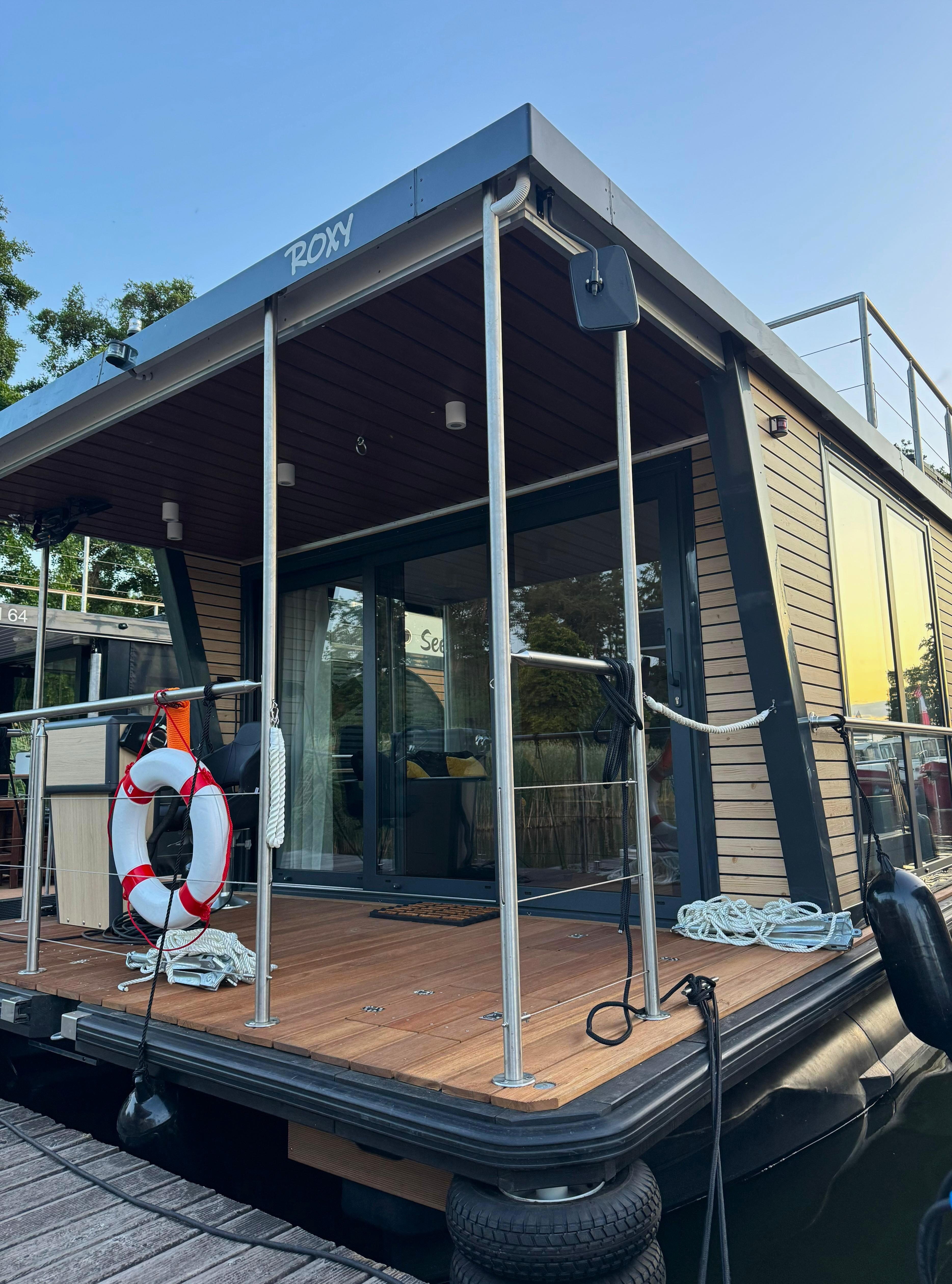 House boat 