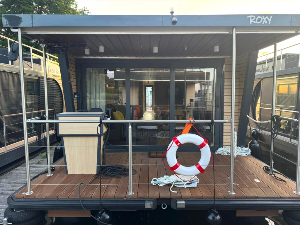 House boat 