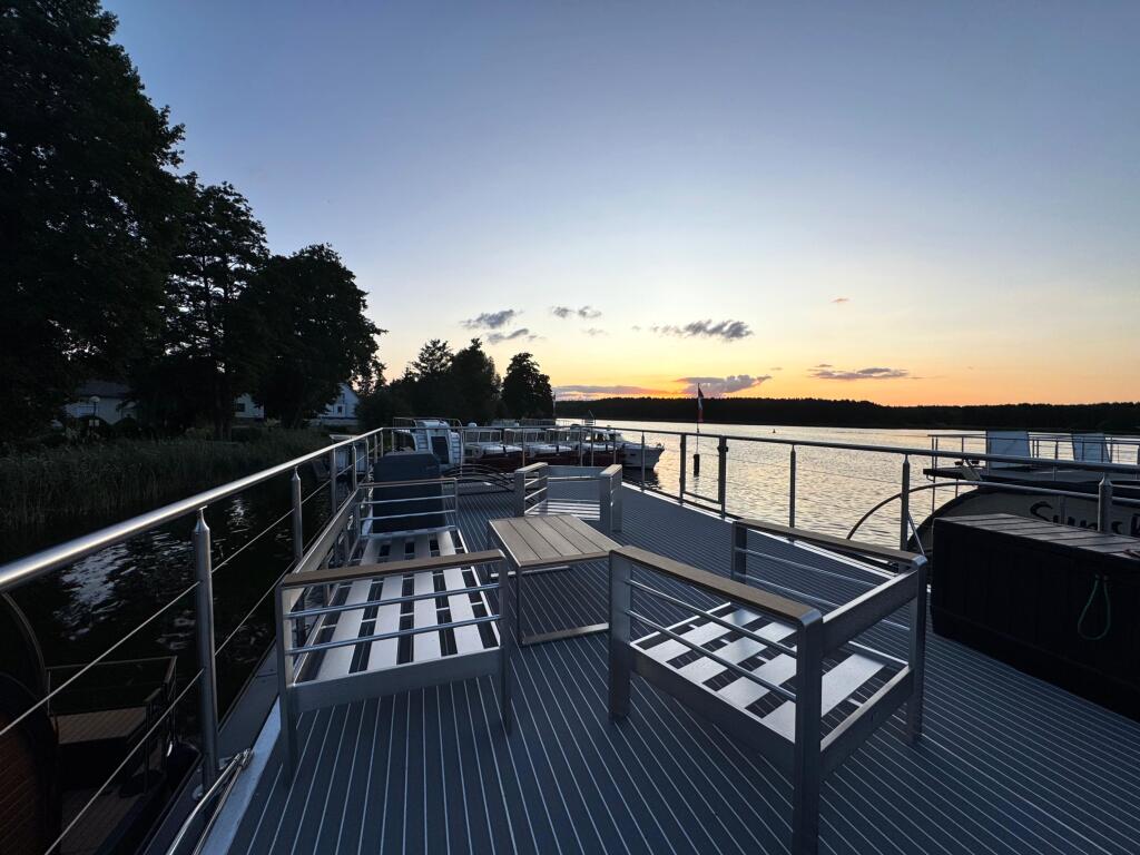 House boat 
