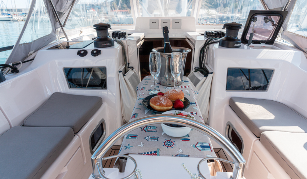 Sailing yacht 