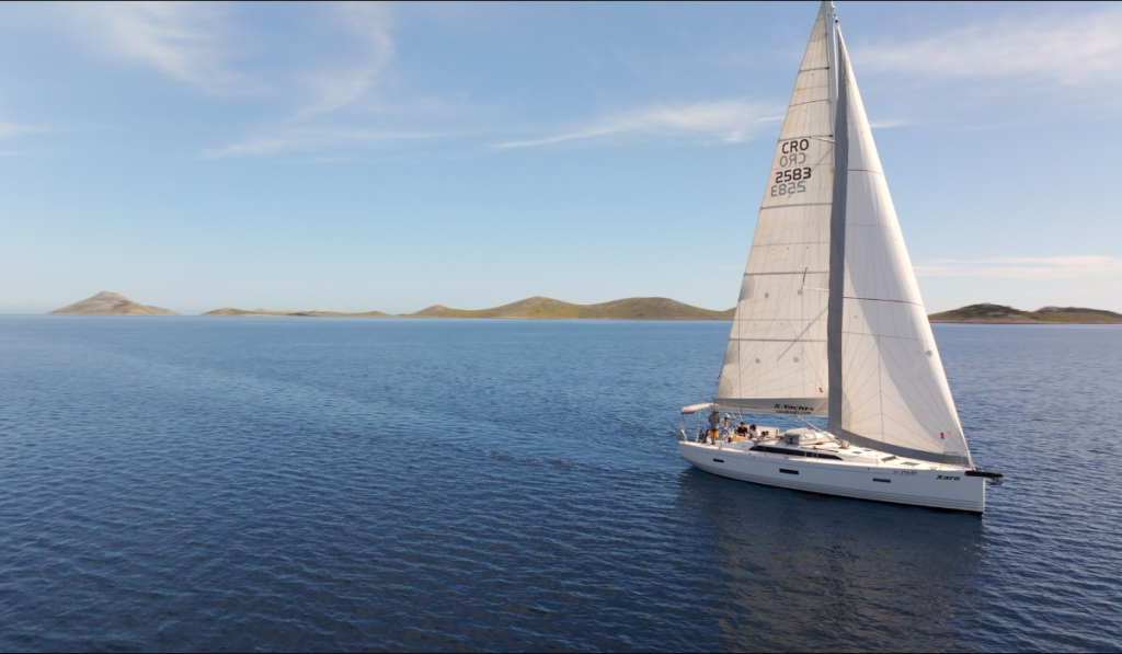 Sailing yacht 