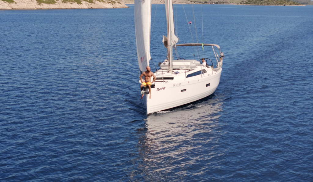 Sailing yacht 