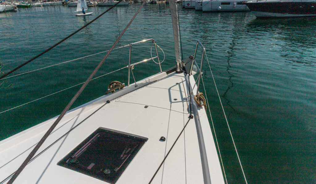 Sailing yacht 