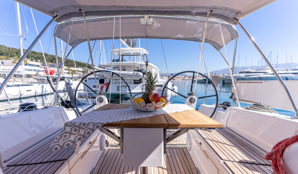 Sailing yacht 