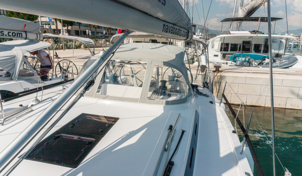 Sailing yacht 