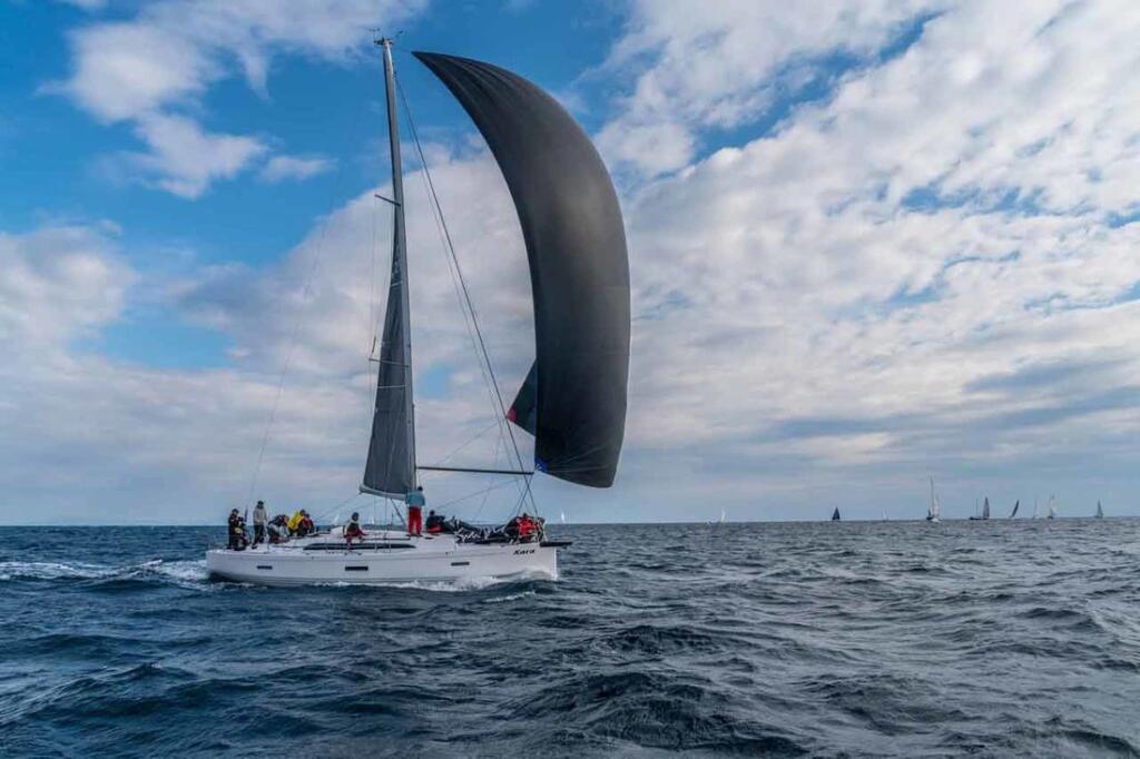 Sailing yacht 