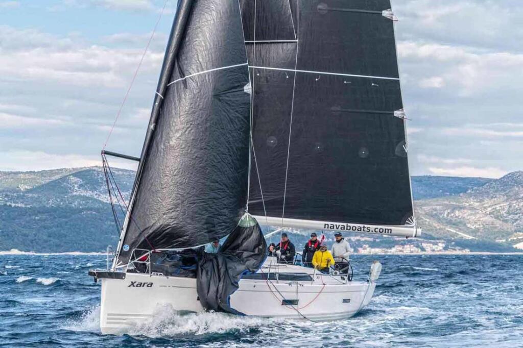 Sailing yacht 