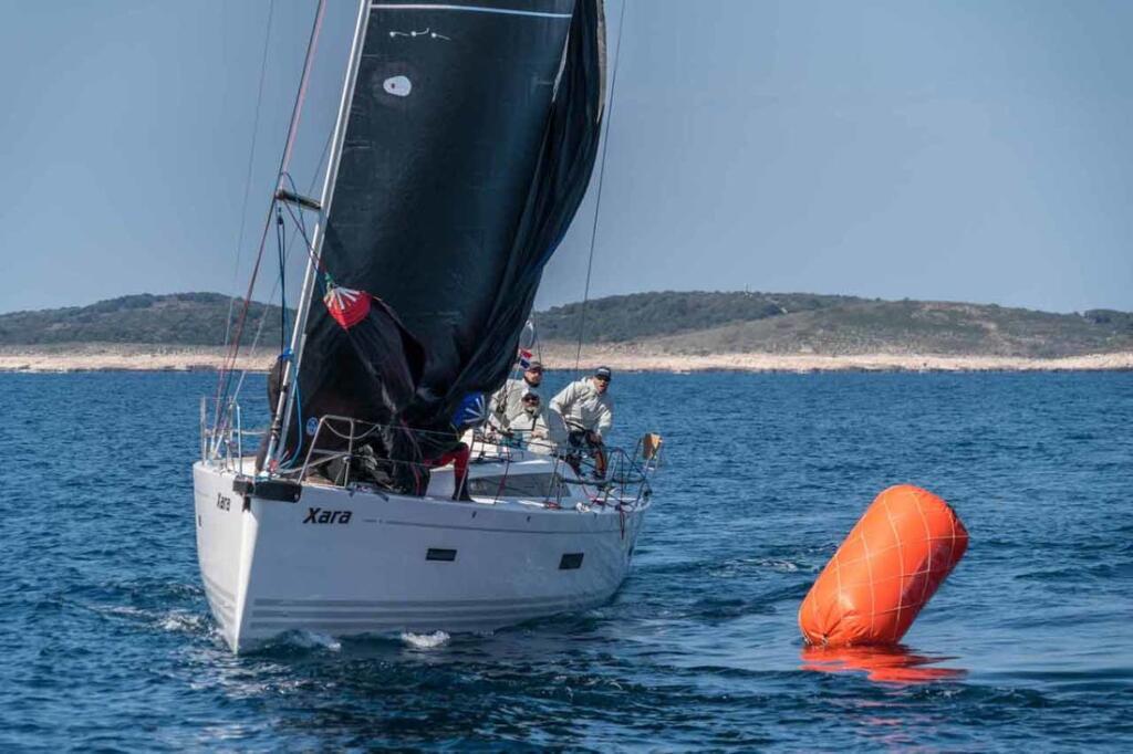 Sailing yacht 
