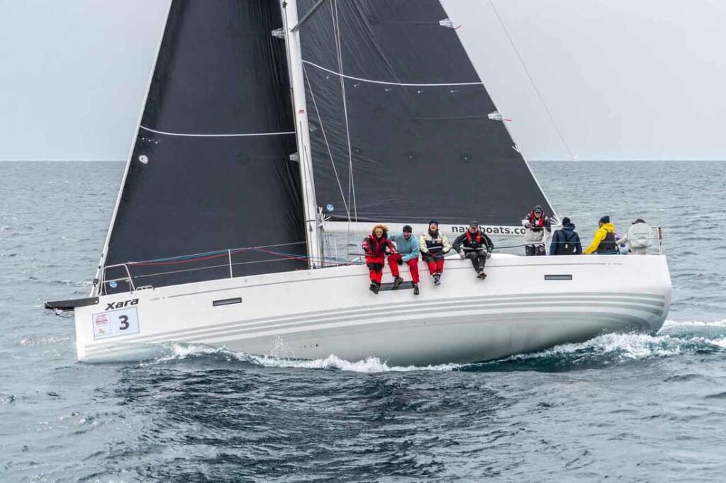 Sailing yacht 