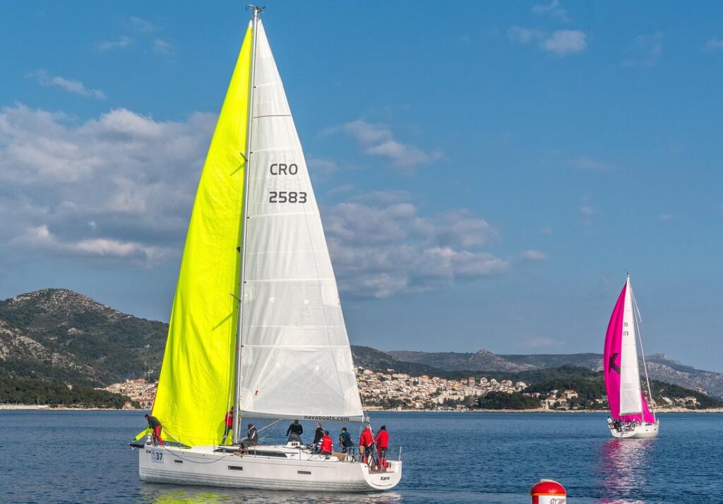 Sailing yacht 