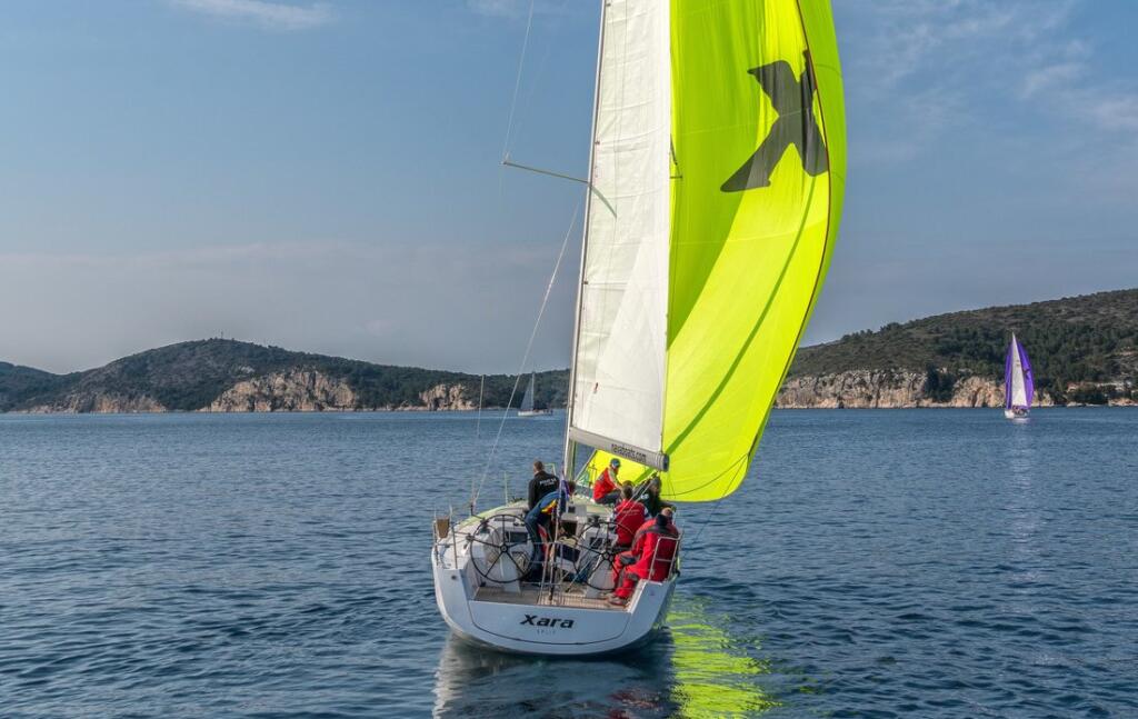 Sailing yacht 