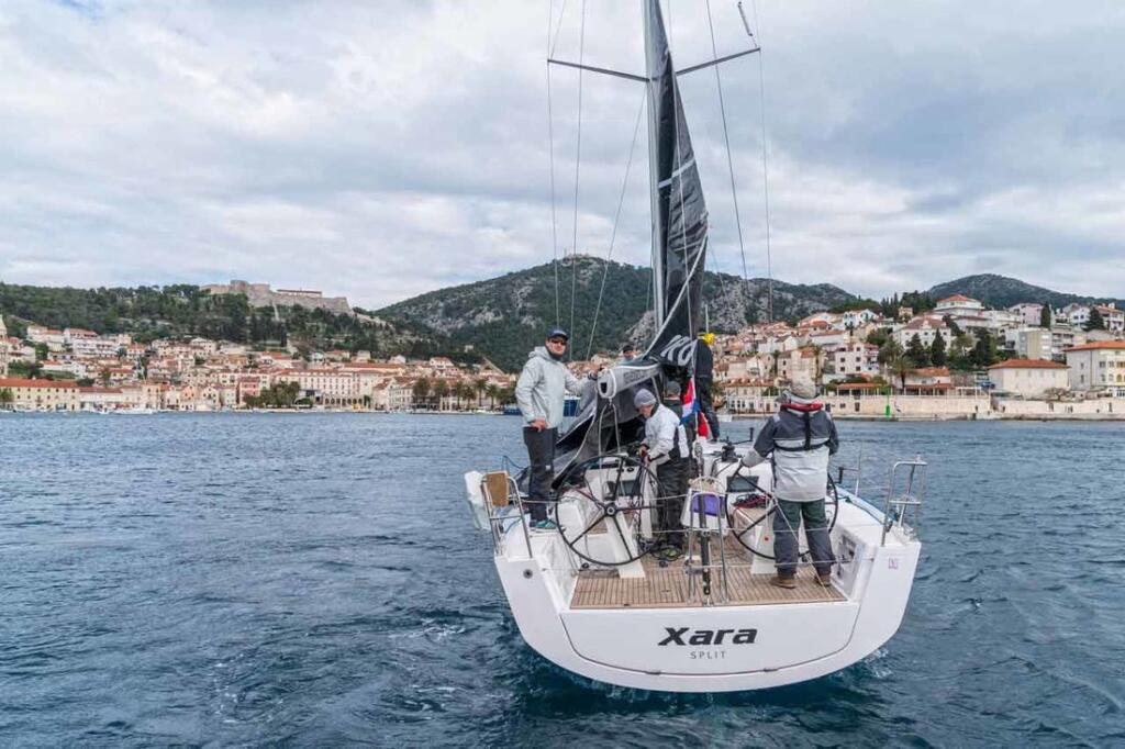 Sailing yacht 