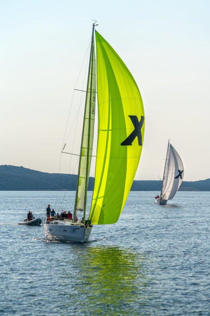 Sailing yacht 