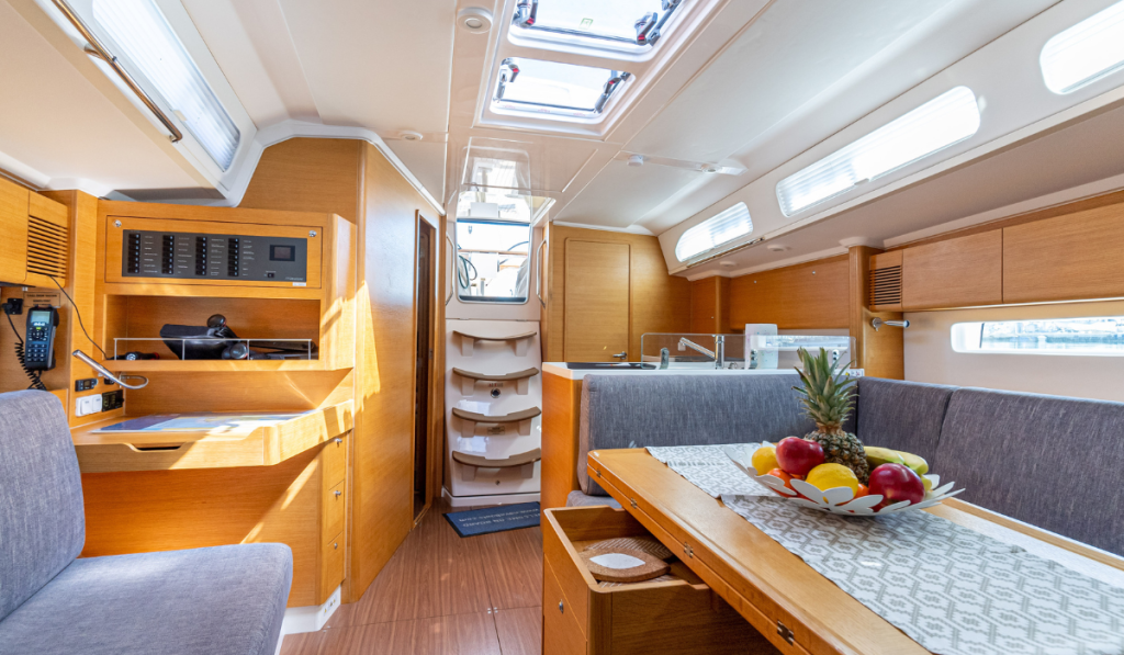 Sailing yacht 