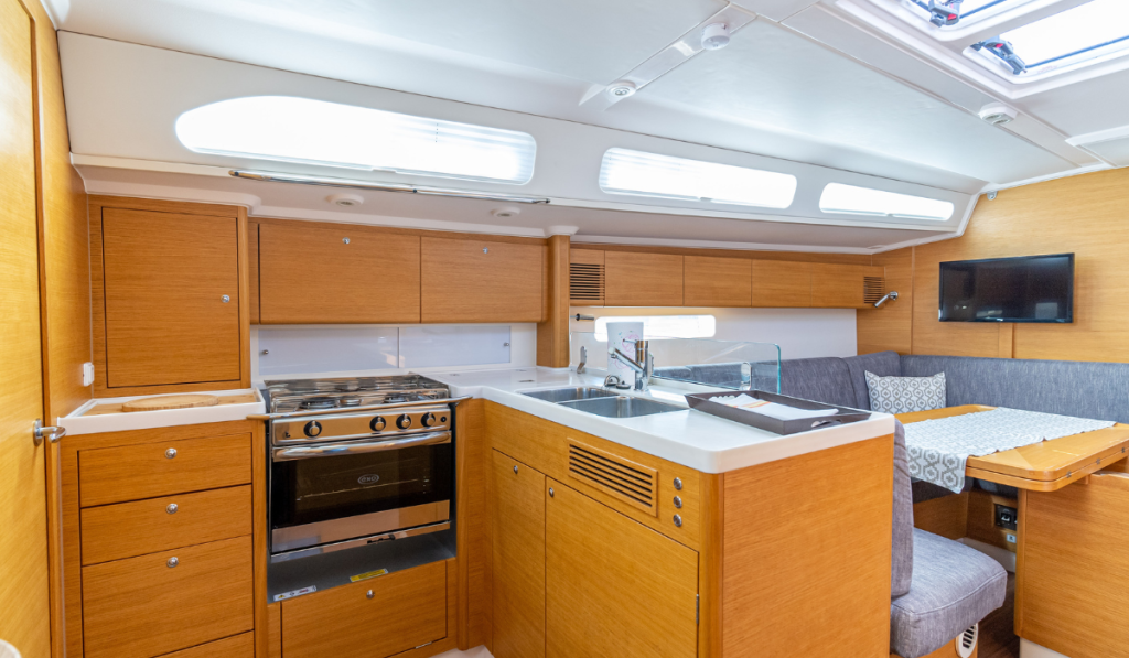 Sailing yacht 