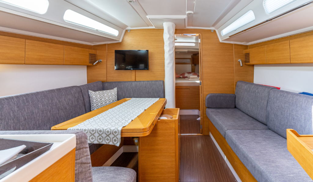Sailing yacht 