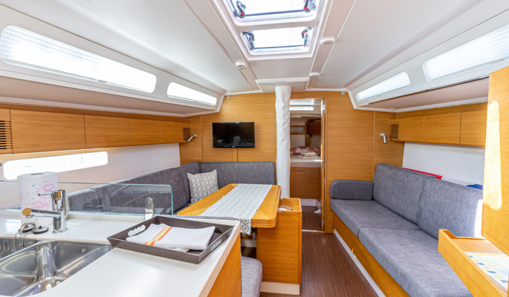 Sailing yacht 