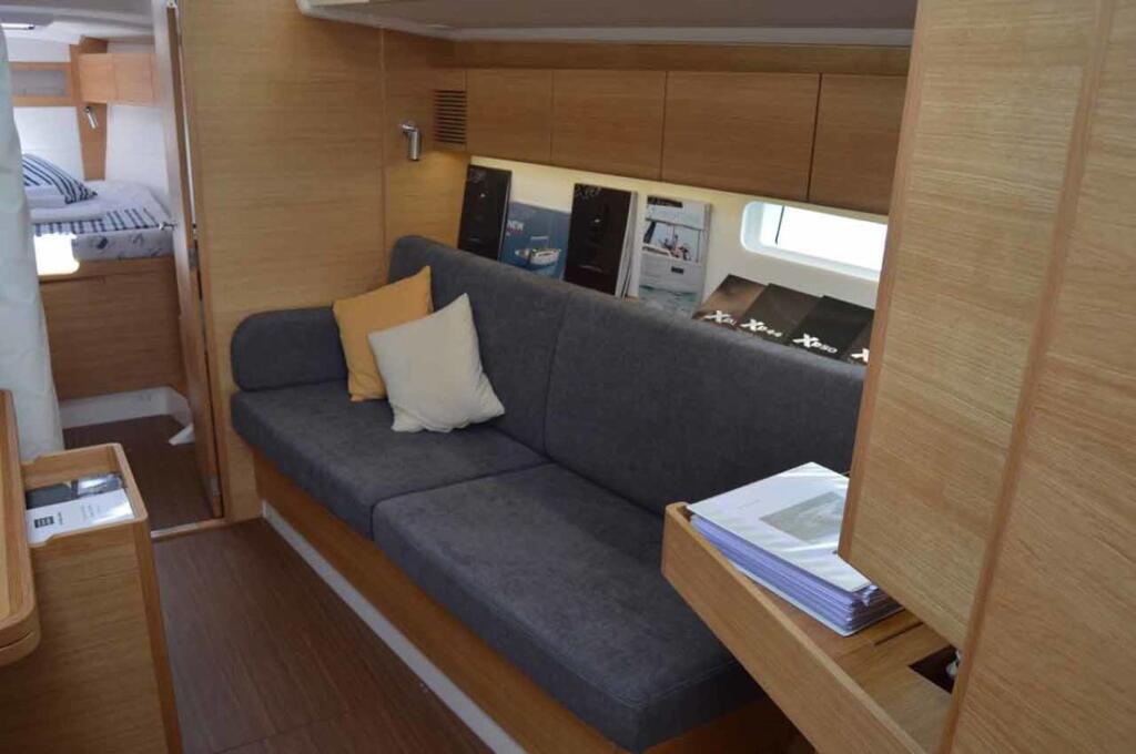 Sailing yacht 