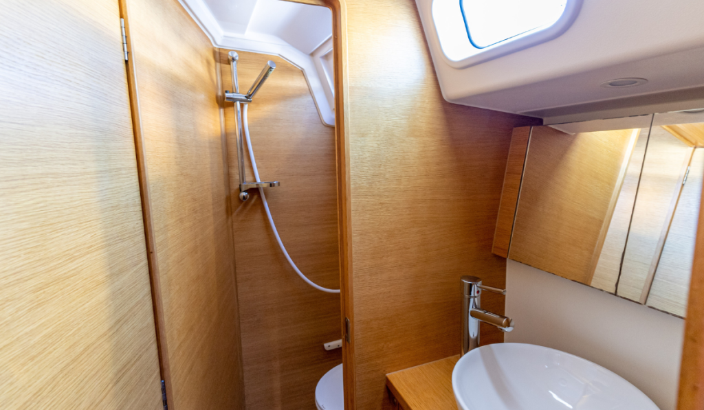 Sailing yacht 