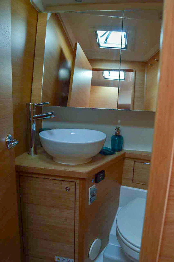 Sailing yacht 