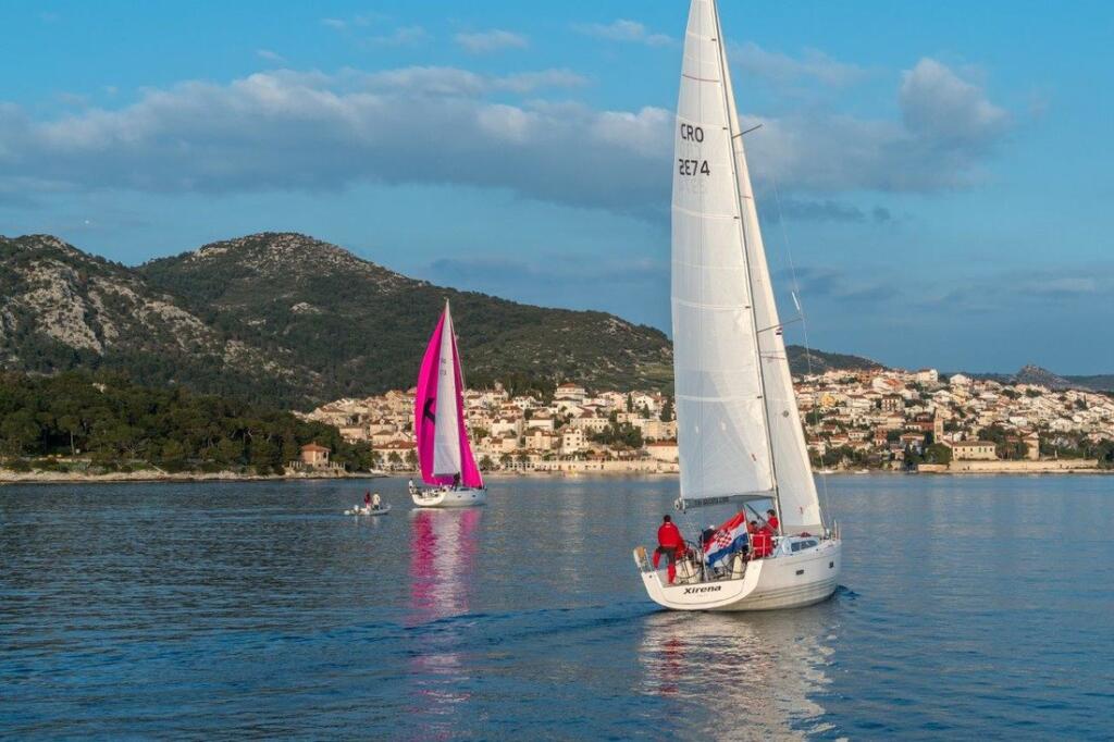 Sailing yacht 