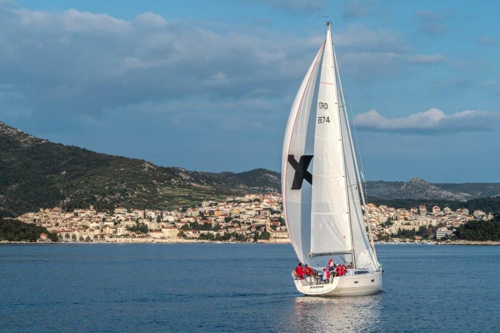 Sailing yacht 