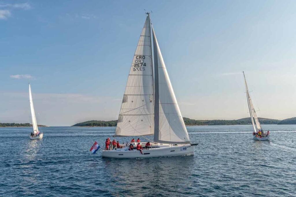 Sailing yacht 