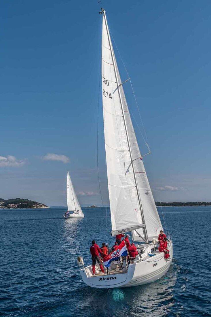 Sailing yacht 