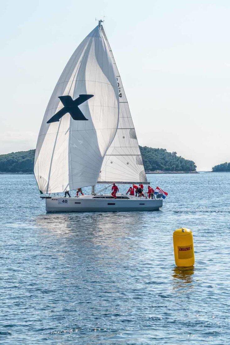 Sailing yacht 