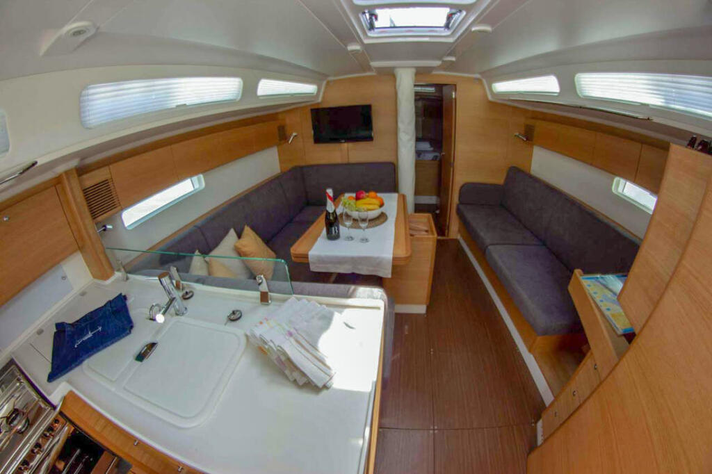 Sailing yacht 