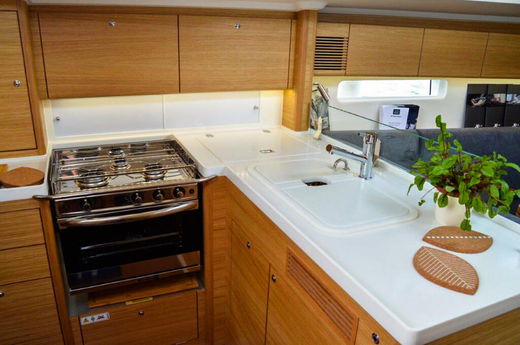 Sailing yacht 