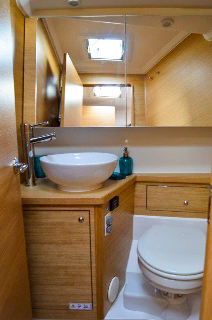 Sailing yacht 