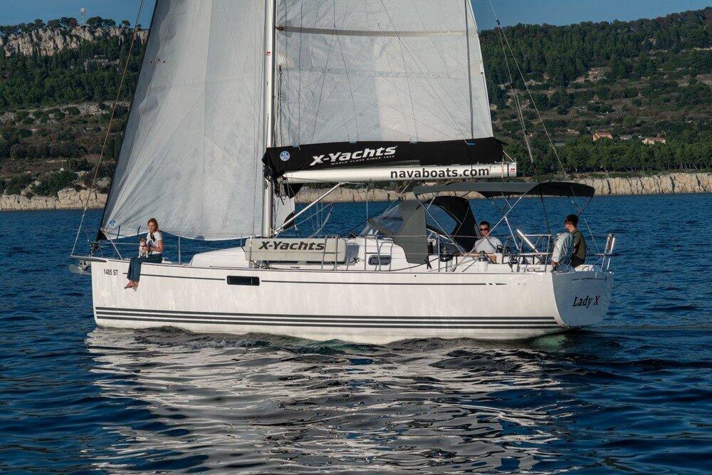 Sailing yacht 
