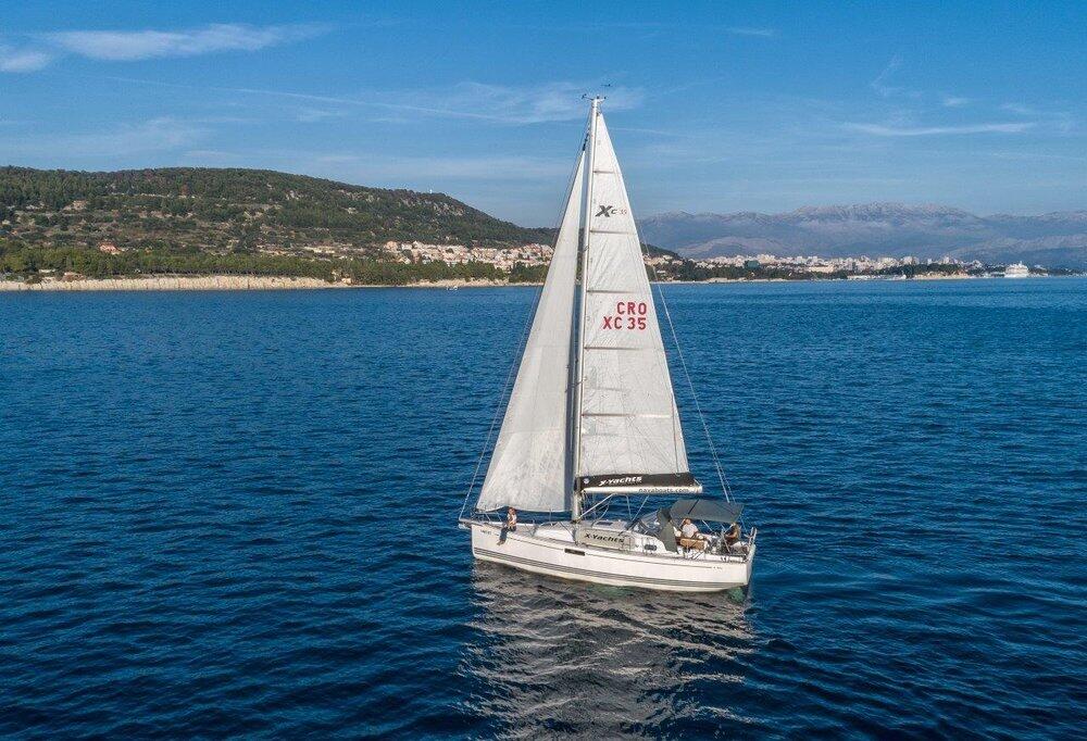 Sailing yacht 