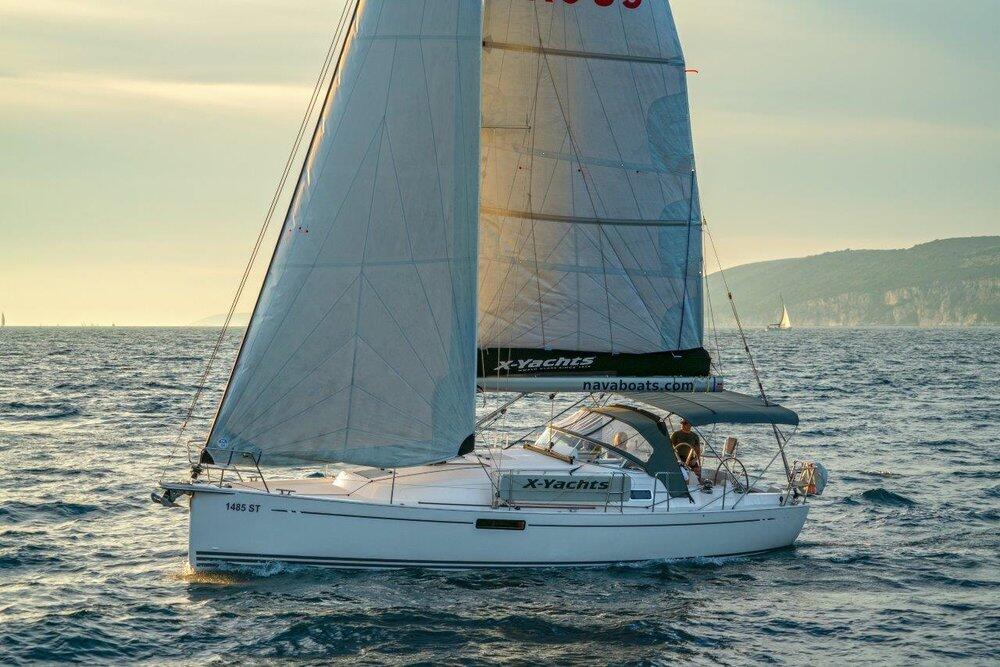 Sailing yacht 