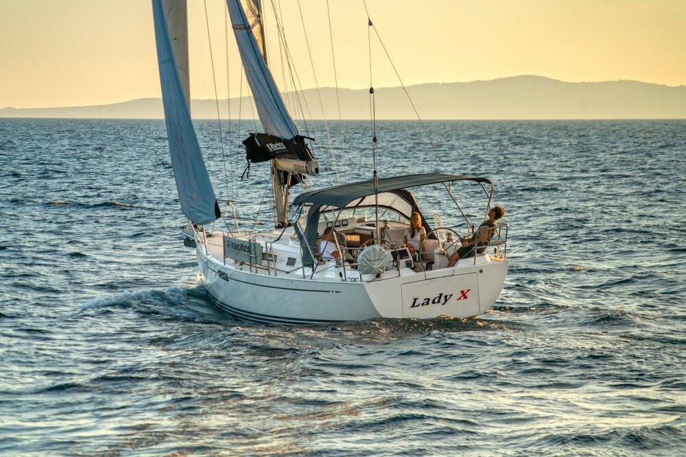 Sailing yacht 