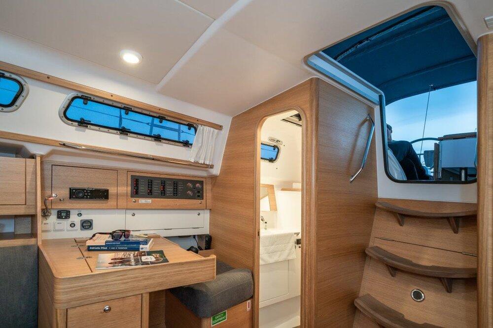 Sailing yacht 