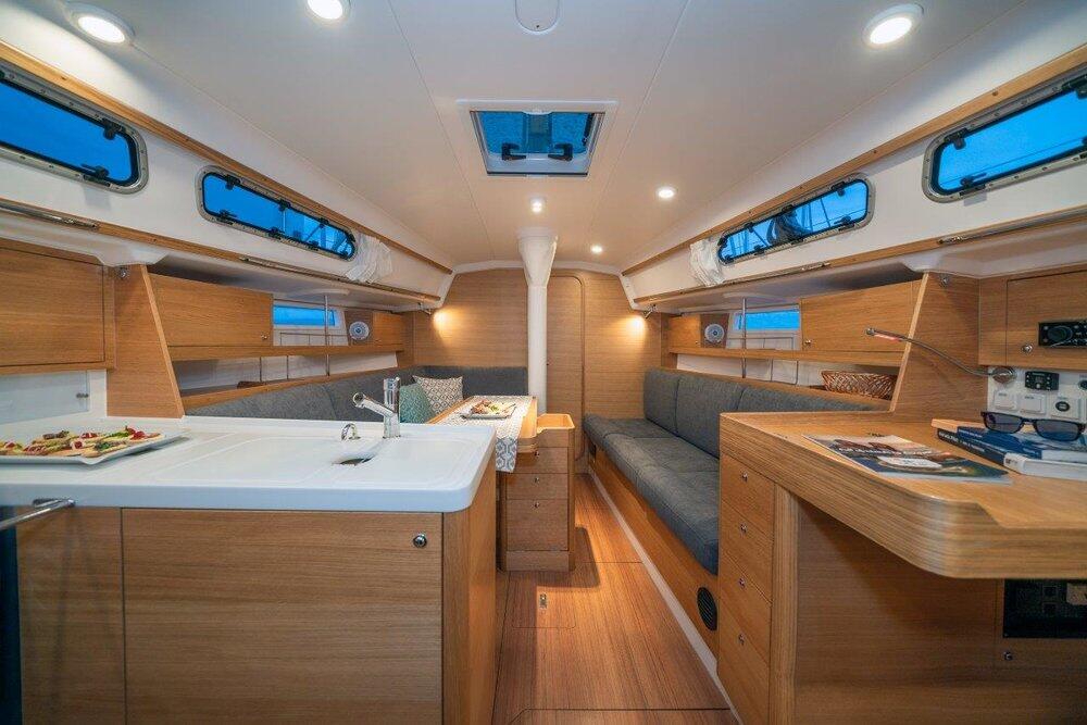 Sailing yacht 