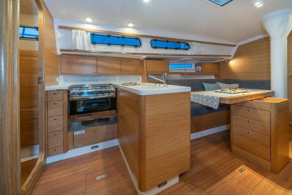 Sailing yacht 