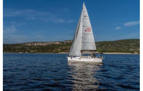 Sailing yacht 