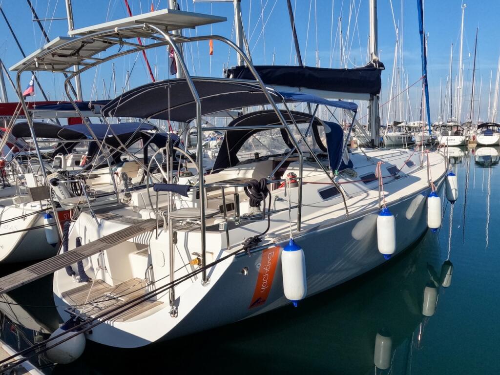 Sailing yacht 
