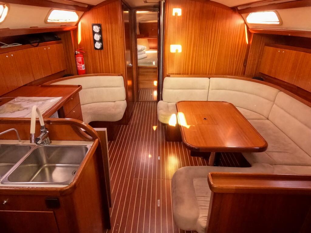 Sailing yacht 