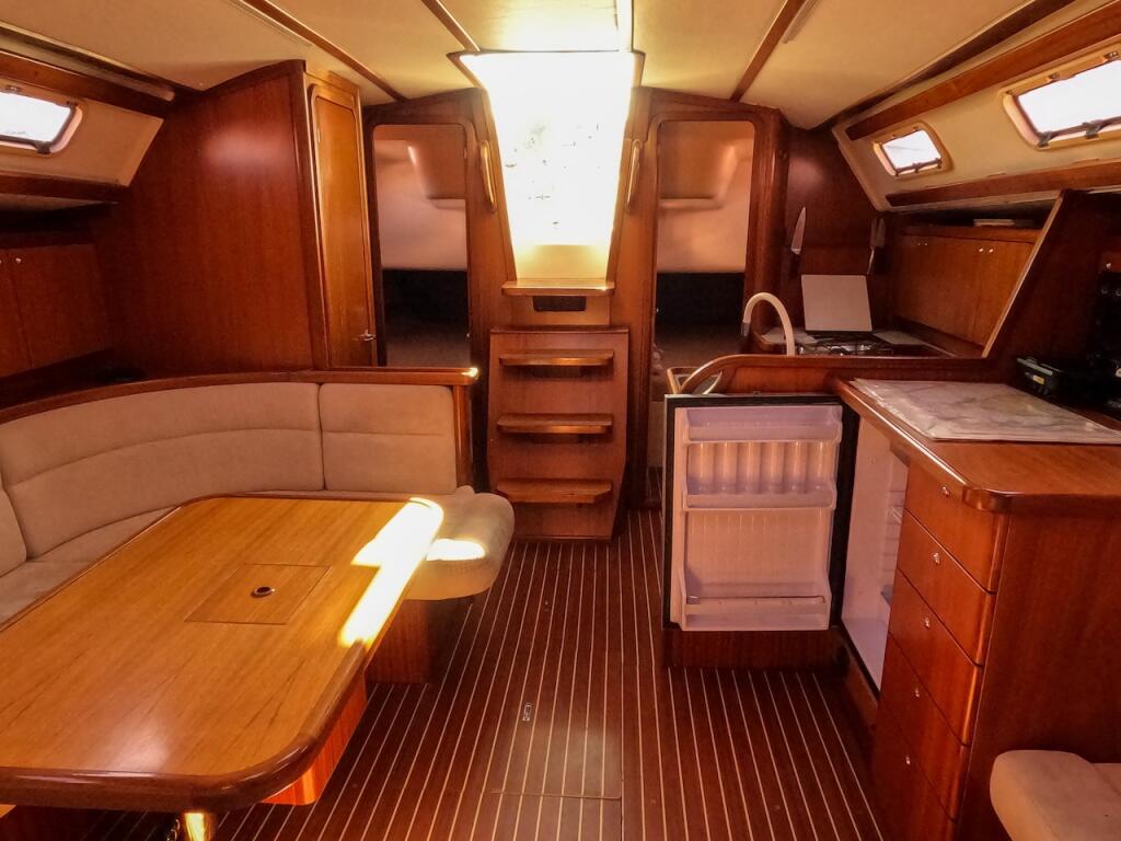 Sailing yacht 