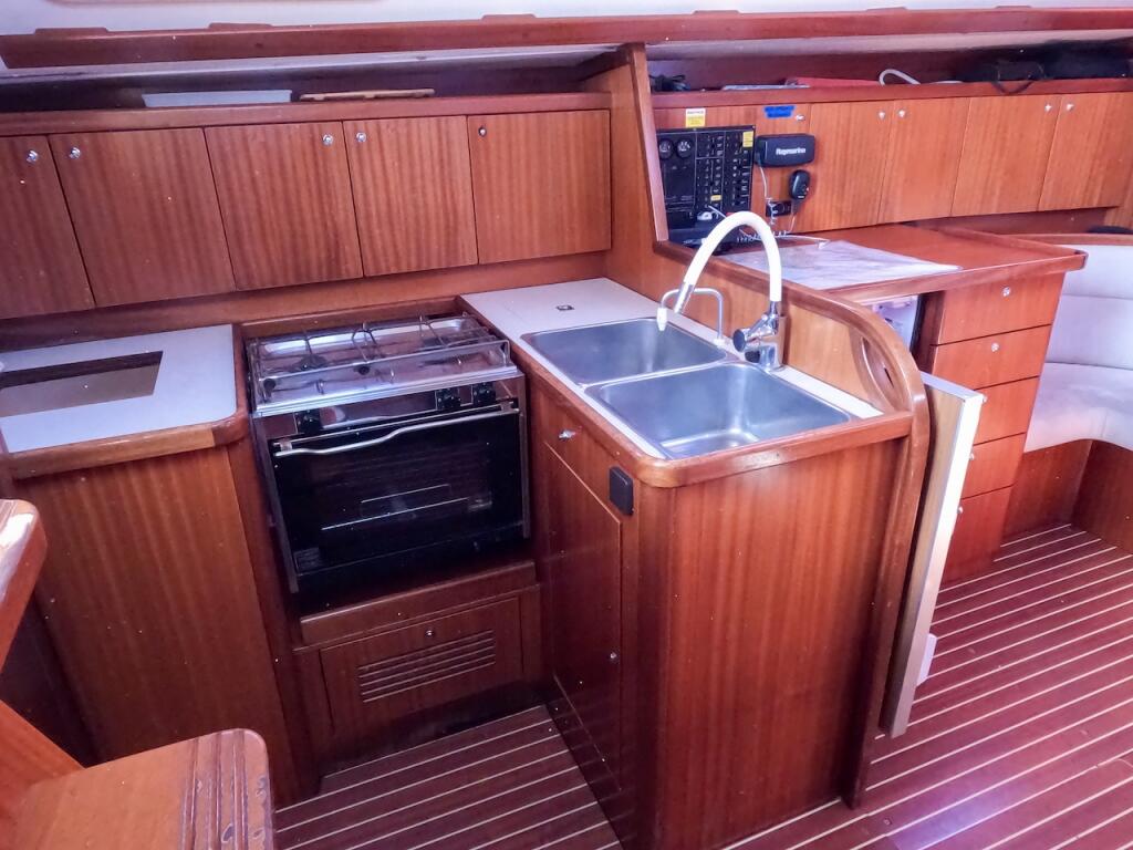 Sailing yacht 