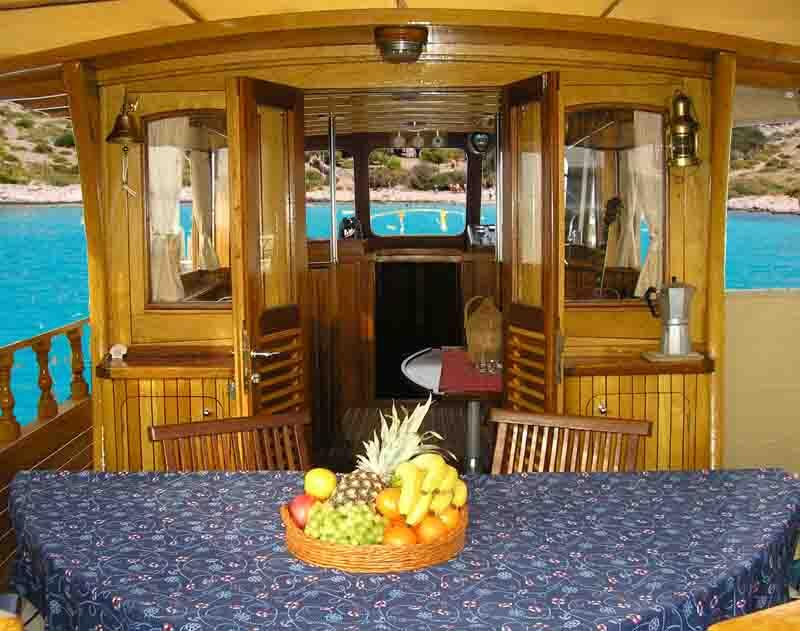 Motor yacht 
